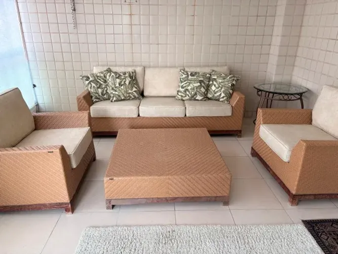 Conjunto sofa e mesa