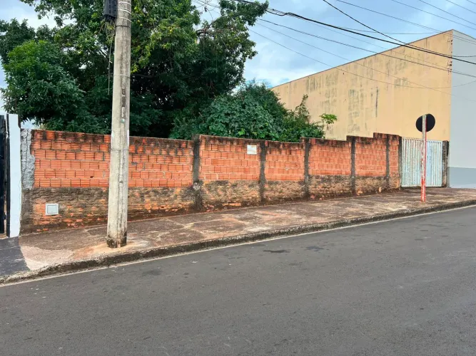 Terreno na rua principal do Jardim das torres