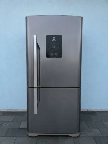 Geladeira, Electrolux Frost Free Inverse DB84X, com acabamento em aço