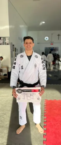 Kimono de jiu-jítsu Vital em muito bom estado, e kimono Honra em bom estado