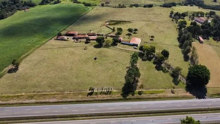 Sítio 12,7 Alqueires, Topografia Plana, Solo Argiloso, Casa Sede e Casa de Caseiro, Barrac