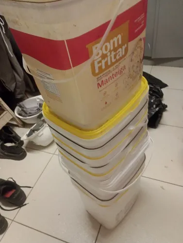 Vendo baldes 18L c tampa reutilizáveis 5 reais unidade