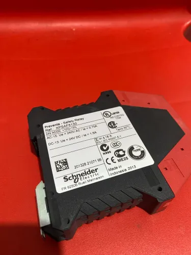 Vendo relê de segurança Schneider xpsaf5130
