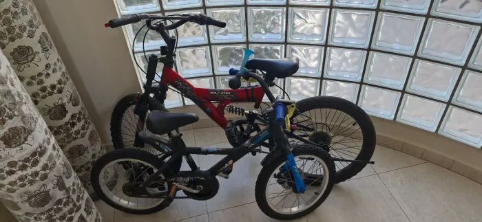 Duas bicicletas infantil freio a disco e amortecedores