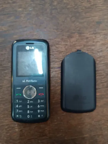 Celular LG kp105 com entrada de conector antena sem garantia não tem bateria coleção 