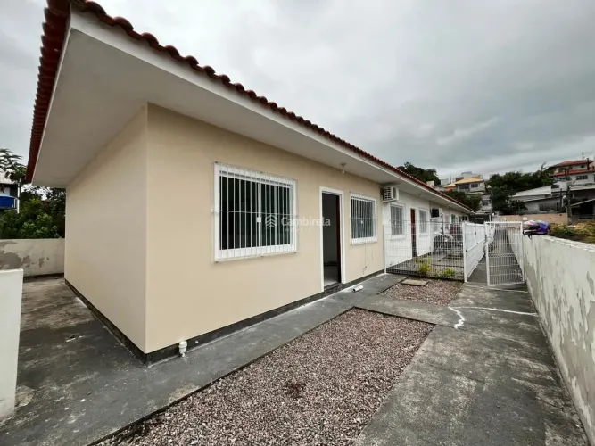 Casa geminada com 02 quartos para locação no bairro Forquilhas