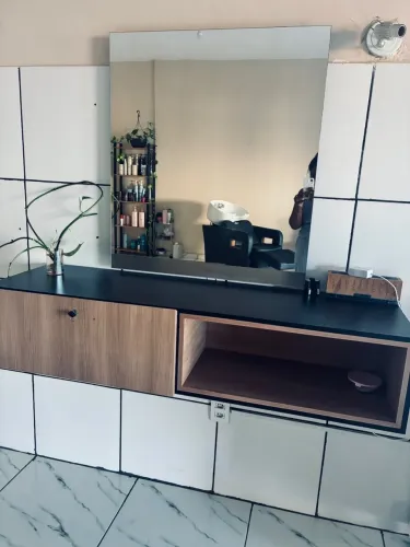 Bancada salao planejada com espelho 
