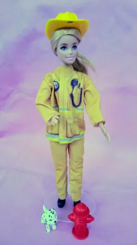 Barbie profissão bombeira, para vc colecionador a menininha brincar, perfeita.