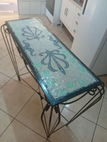 lindo aparador com tampo em mosaico