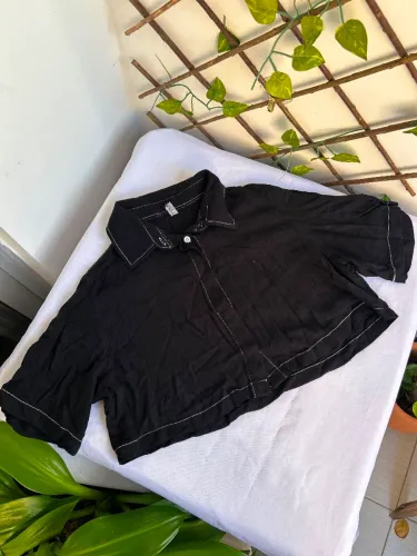 Camisa Cropped Feminina Preta Botões Brancos Estilo Streetwear
