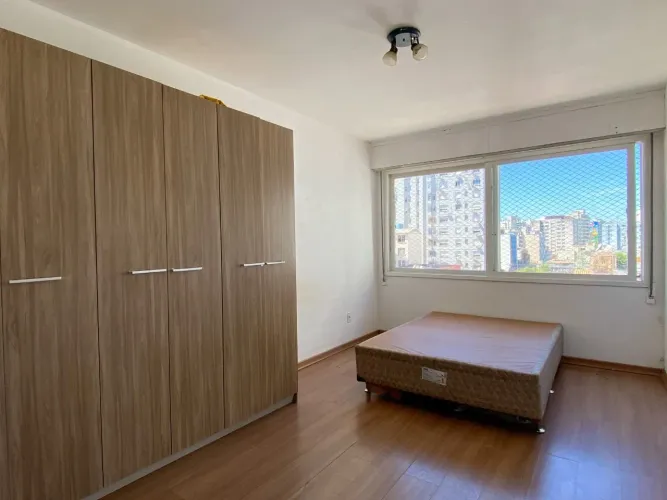 Apartamento semimobiliado com vista, no Centro Histórico