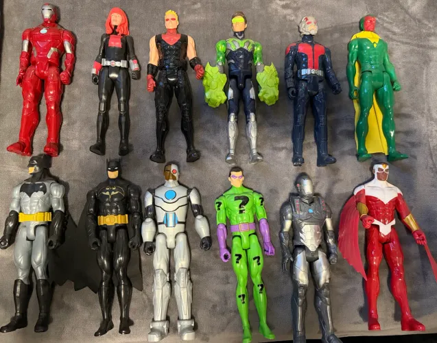 Bonecos Hasbro Marvel e DC