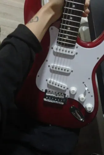 Guitarra giannini vermelha