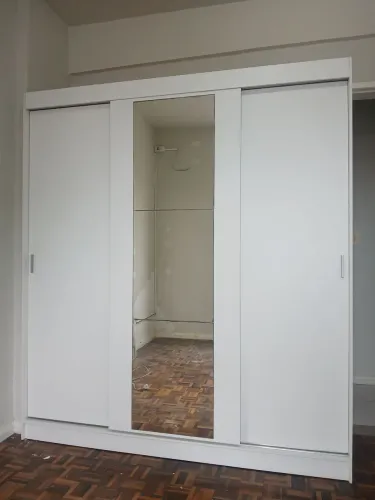 Vendo guarda-roupa no estado de novo 850,00 ja com entrega e montagem 
