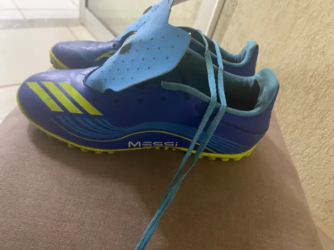 Chuteira society F50 Messi