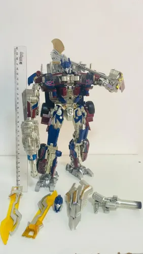 Action Figure Optimus Prime Studio Series Versão de Metal Oversized (28cm) com acessórios