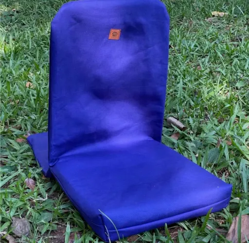 Cadeira na cor azul marinho, para prática de meditação