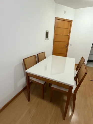 Vendo mesa de vidro, 4 cadeiras. Motivo saída pais