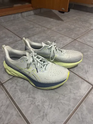Tenis Asics Novablast 4