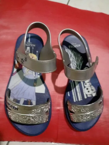 3 pares de Sandálias n 28