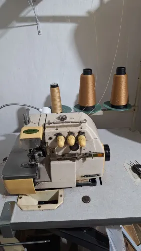 Máquina overloque industrial