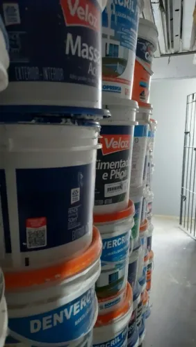 BALDES E LATAS VAZIAS