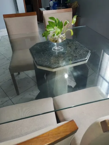 Mesa de jantar com base em granito vidro com 4 cadeiras