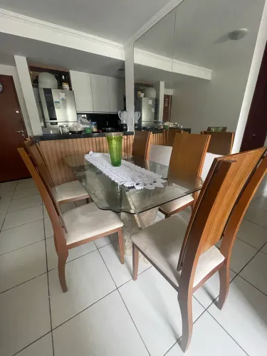 Mesa de jantar com 5 cadeiras em madeira