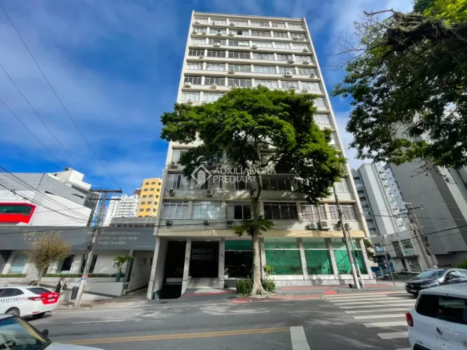 Apartamento mobiliado para alugar no Centro de Florianópolis - conforto e praticidade em l