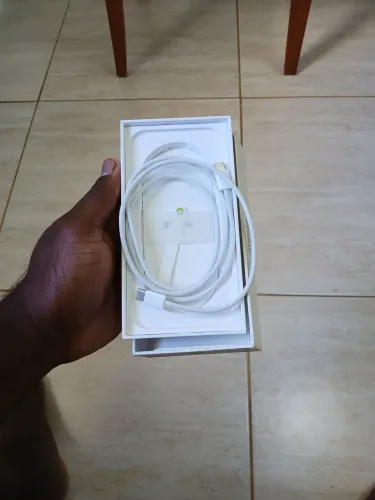 Vendo iPhone 16 pro 256 gigas caixa e carregador excelente estado de conservação.