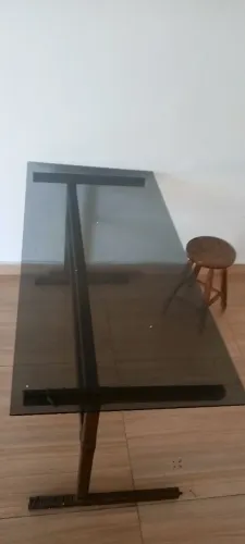 Mesa de vidro, com fibra