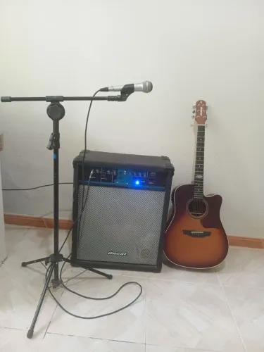 VEDE -SE APARELHAGEM PARA SOM AO VIVO ,COM VIOLÃO NOVO ELÉTRICO CAIXA DE SOM PEDETAL E MI