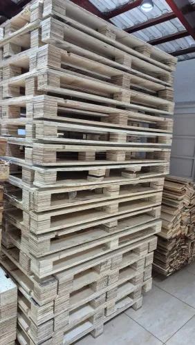 Pallets seminovos compensado resistente medida 1.30mt por 1.10mt, entrega rápida.