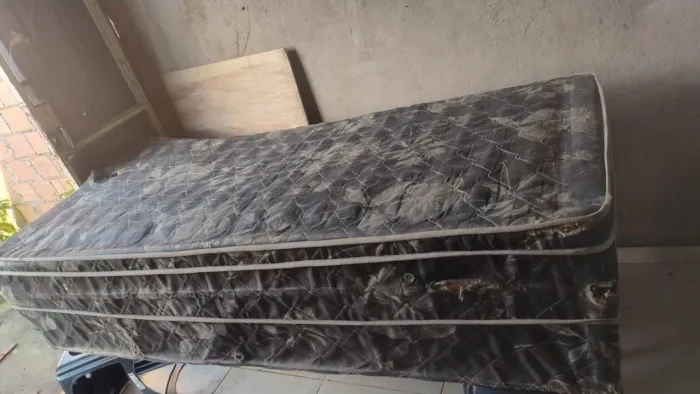Cama box solteiro vende se pra reforma