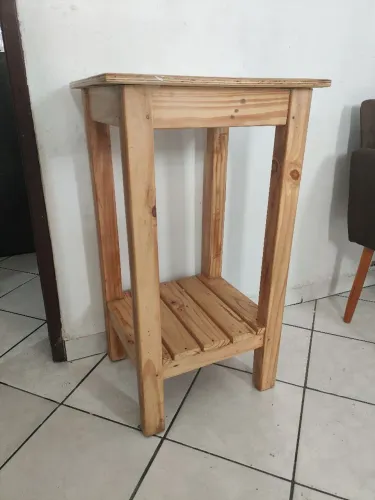 Mesinha de madeira