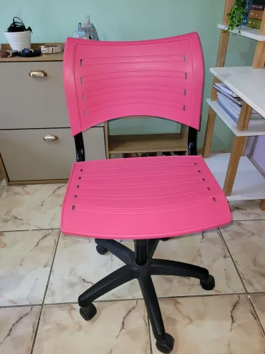 Cadeira de Escritório Giratória Rosa com Rodinhas - Excelente Estado!