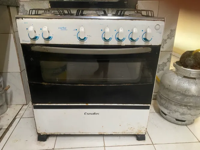 Fogão Esmaltec 6 bocas com forno funcionando