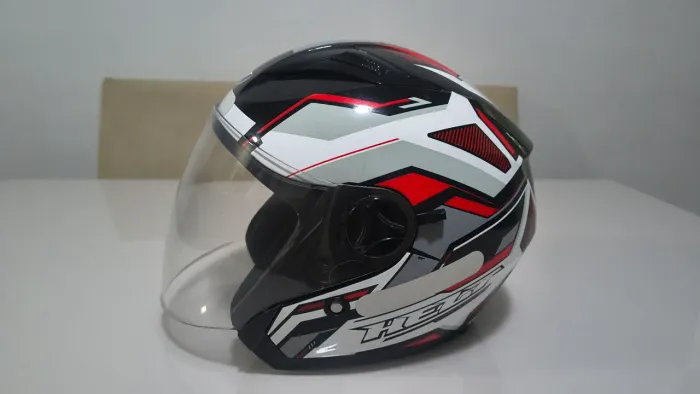 Capacete helt aberto com óculos