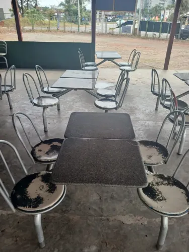 Mesas com jogo de cadeira acoplada.