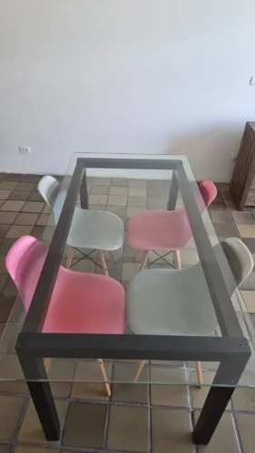 Mesa de vidro com quatro cadeiras