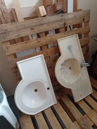 Vendo 2 Pias de Pedra Sinteticas em bom estado