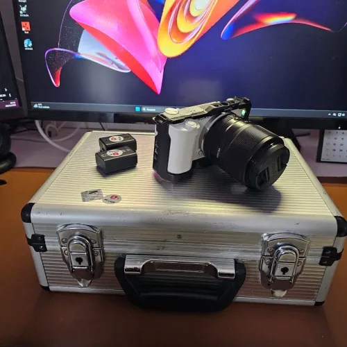 Sony ZV-E10 Branca completa + Cage + 2 baterias + maleta