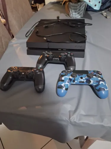 PS4 Fat 500 gb + 3 controles + 2 fios ( um de 1.8 m )