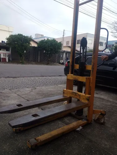 Paleteira manual suspensa