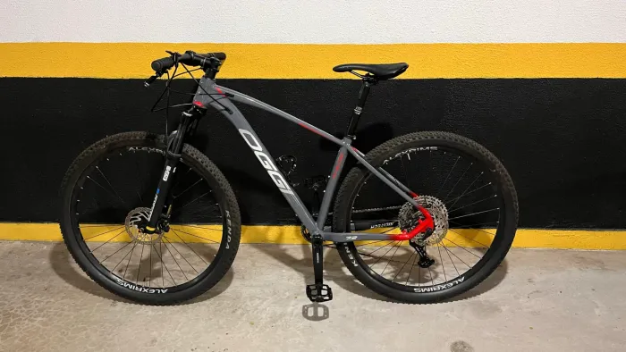 Bicicleta Oggi Big Wheel 7.2 Deore 12 vel Tamanho:17;Cor:CINZA/VERM 