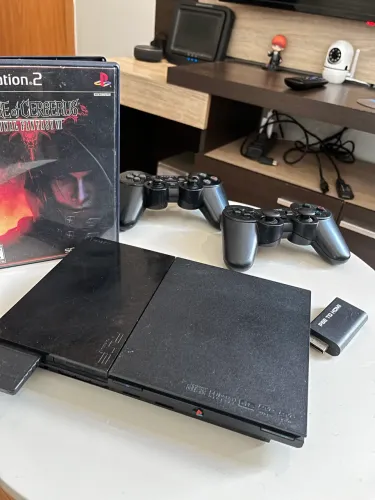 PlayStation 2 Slim com 2 controles