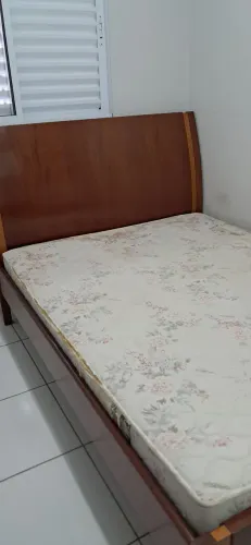 Cama de casal com cabeceira e colchão ortobom
