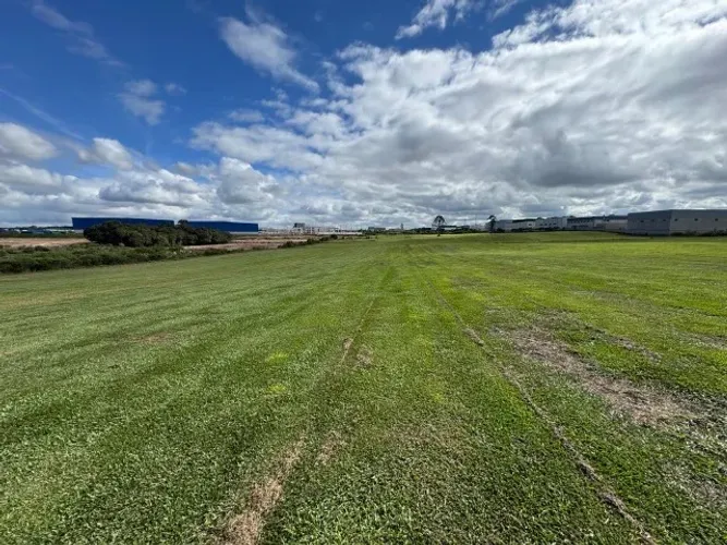 ÁREA/TERRENO INDUSTRIAL/COMERCIAL COM 373.400m² NA MELHOR REGIÃO DA FAZENDA RIO GRANDE-PR.