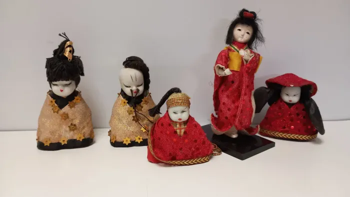 conjunto antigo de bonecos orientais peças artesanais provavelmente dos anos 70