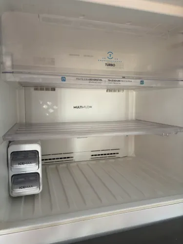 Vendo geladeira Eletrolux 431 litros.